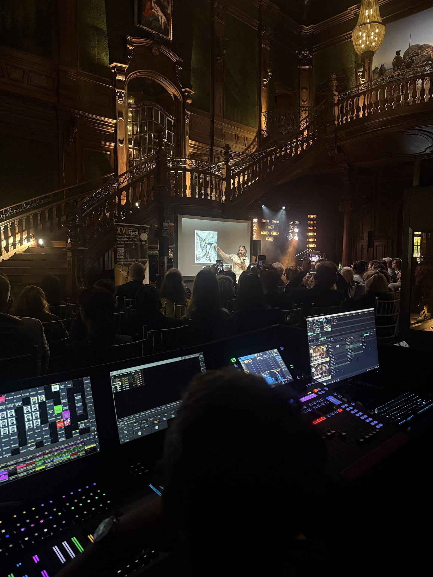 Obsługa konferencji z nagłośnieniem i oświetleniem – GB Sound